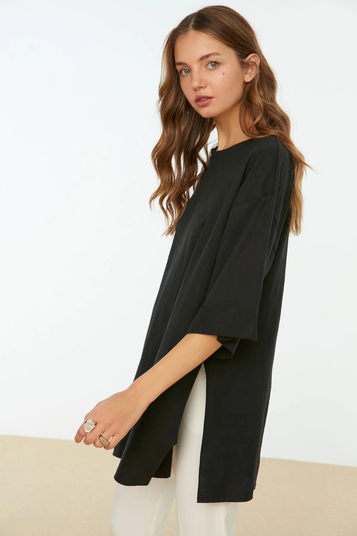 Trendyol Collection  Schwarzes, doppelärmeliges, weit geschnittenes, asymmetrisches Boyfriend-Strick-T-Shirt TWOSS20TS0828
