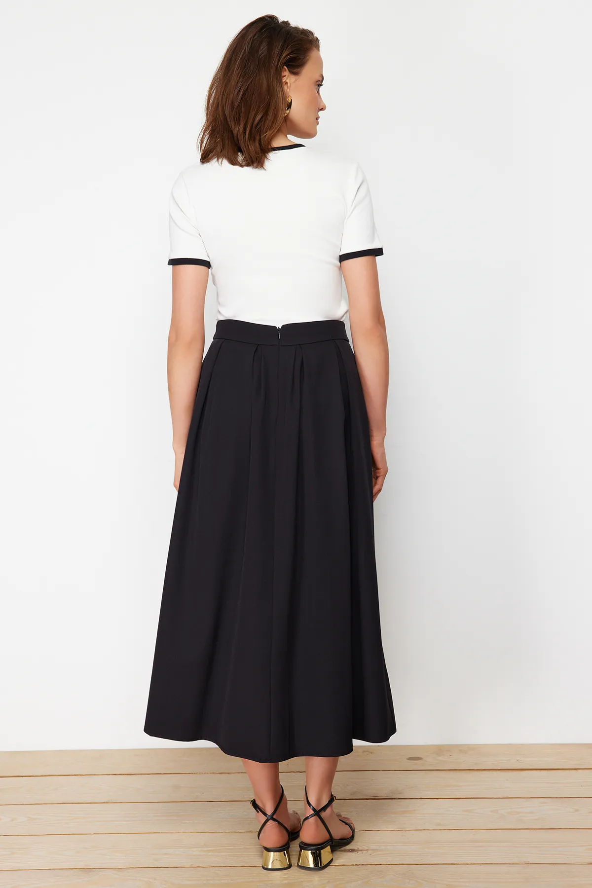 Trendyol Modest  Schwarzer plissierter Webrock TCTAW24EE00011