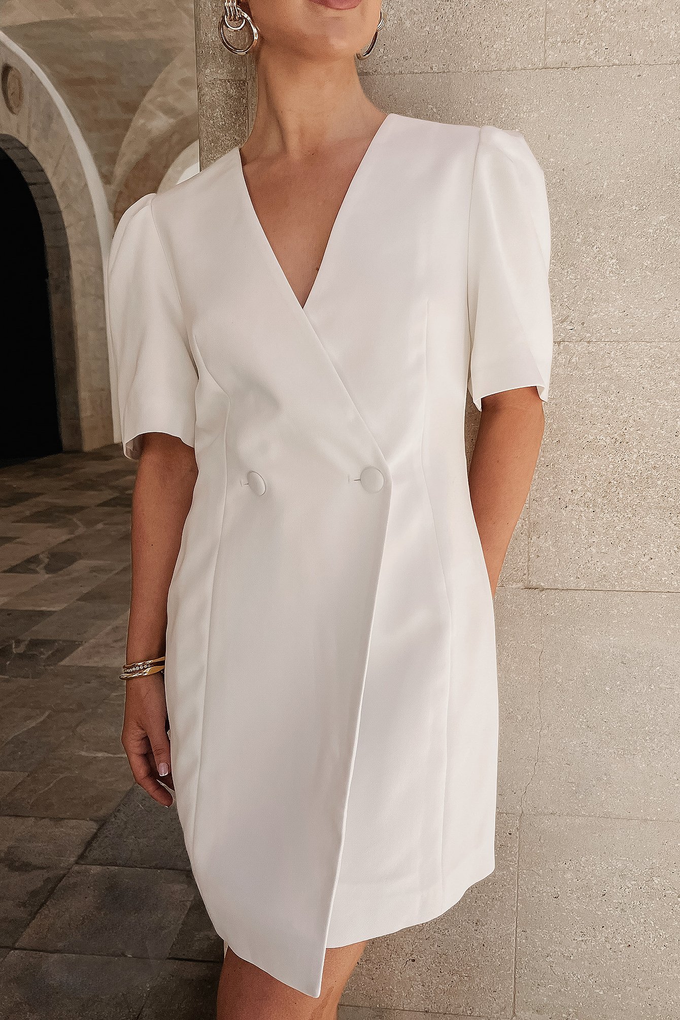 Gewebtes zweireihiges Minikleid