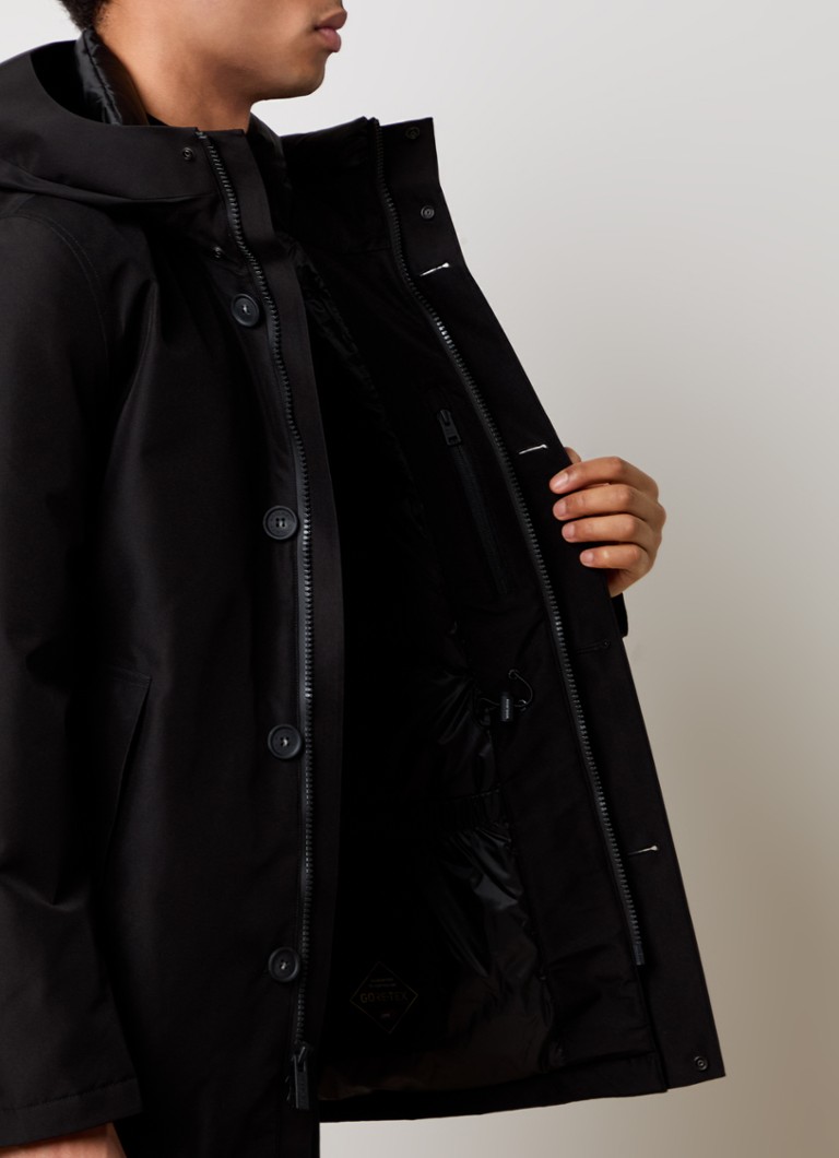 Parka matlasată Woolrich GTX cu umplutură de puf și buzunare laterale.
