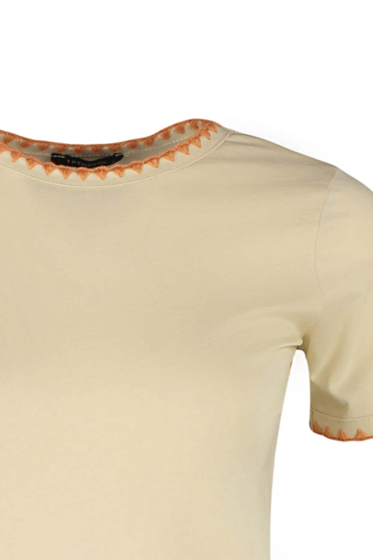 Trendyol Collection  Stone Basic-Strick-T-Shirt aus 100 % Baumwolle mit Rundhalsausschnitt und Kontrastnaht-Detail TWOSS19AD0085