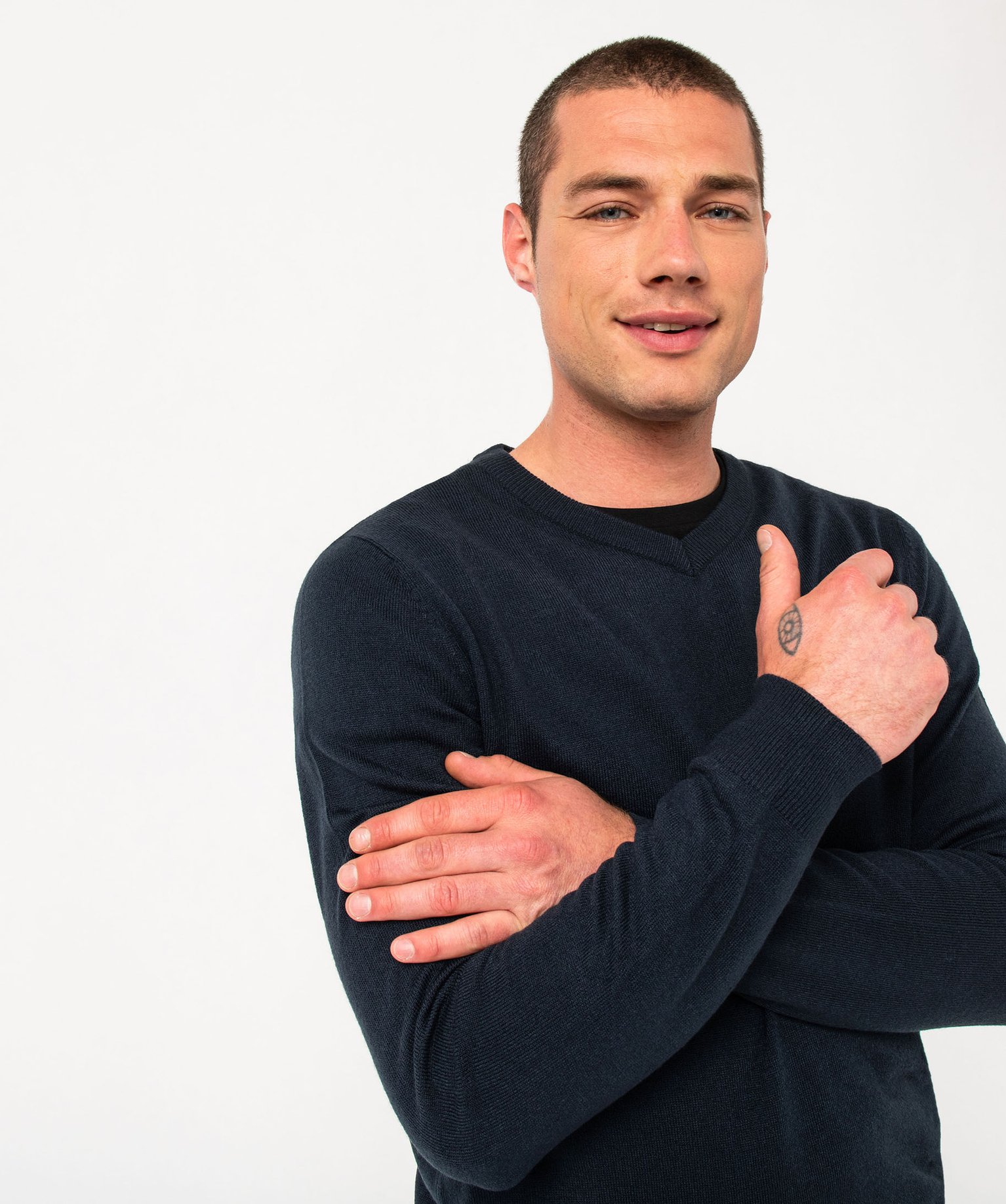 Pull léger à col V en maille fine homme bleu fonce | GEMO