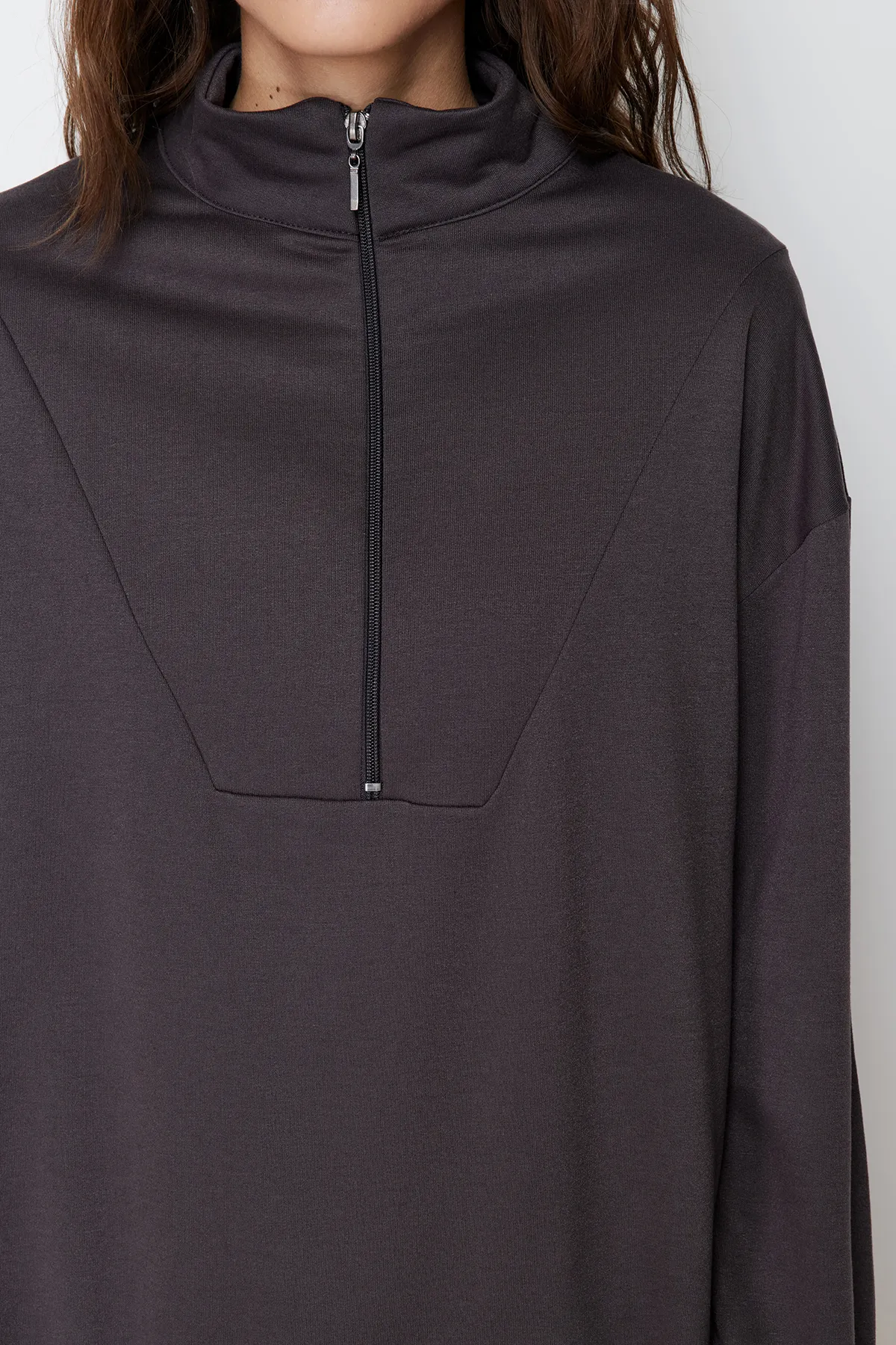 Trendyol Modest  Anthrazitfarbenes Strick-Trainingsanzug-Set mit hohem Kragen und Kordelzug und Reißverschluss TCTAW22EN0051