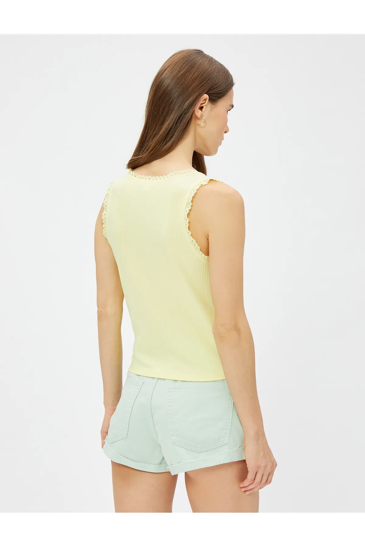 Koton  Geripptes Tanktop mit dicken Trägern und Spitzendetail