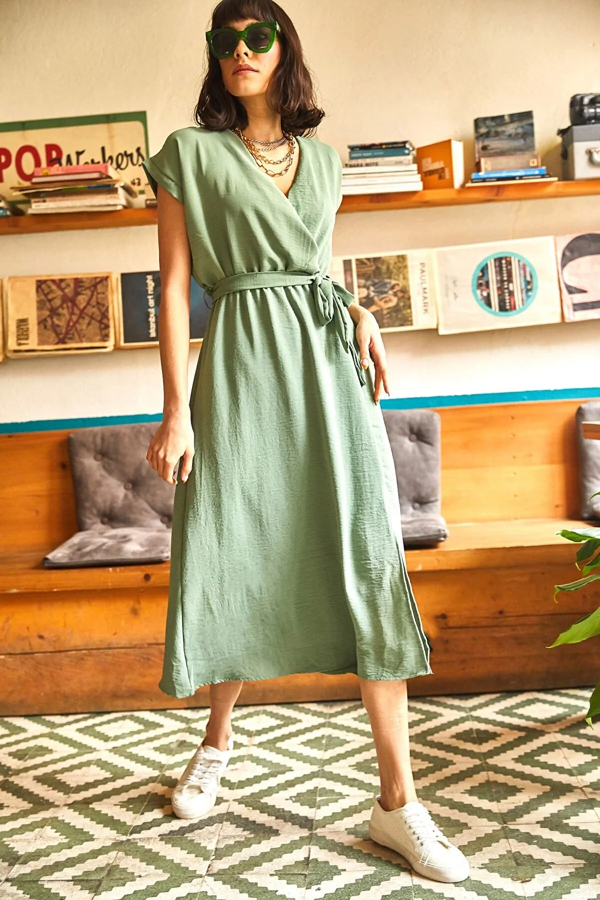 Olalook  Grünes zweireihiges Damenkleid mit Schlitz und Gürtel ELB-19001690