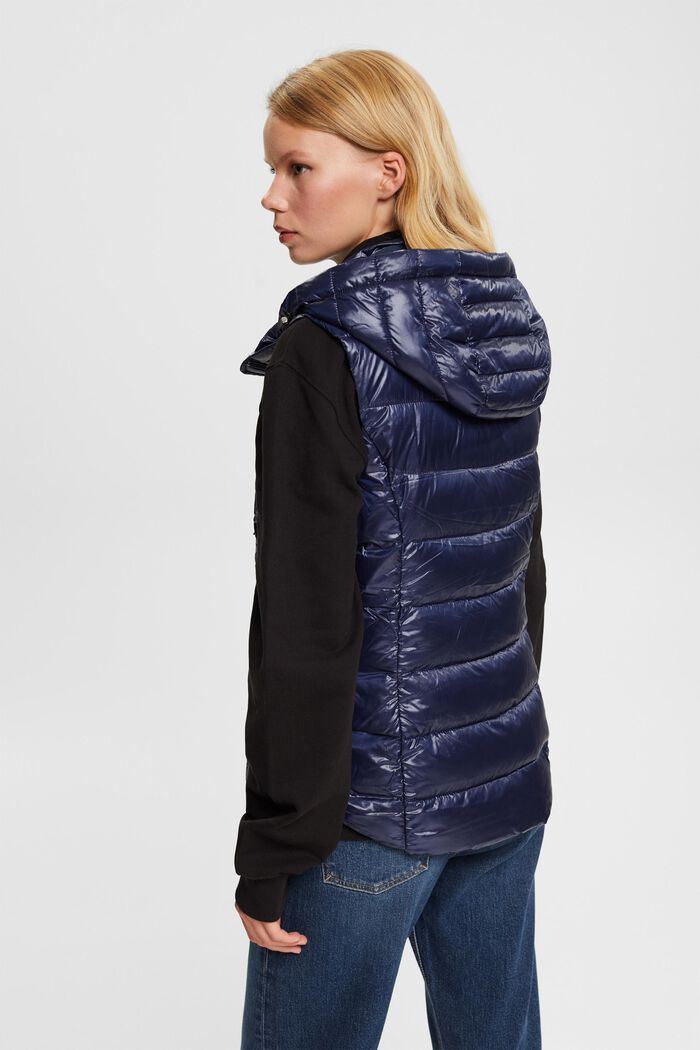 Recycelt: Steppweste mit abnehmbarer Kapuze