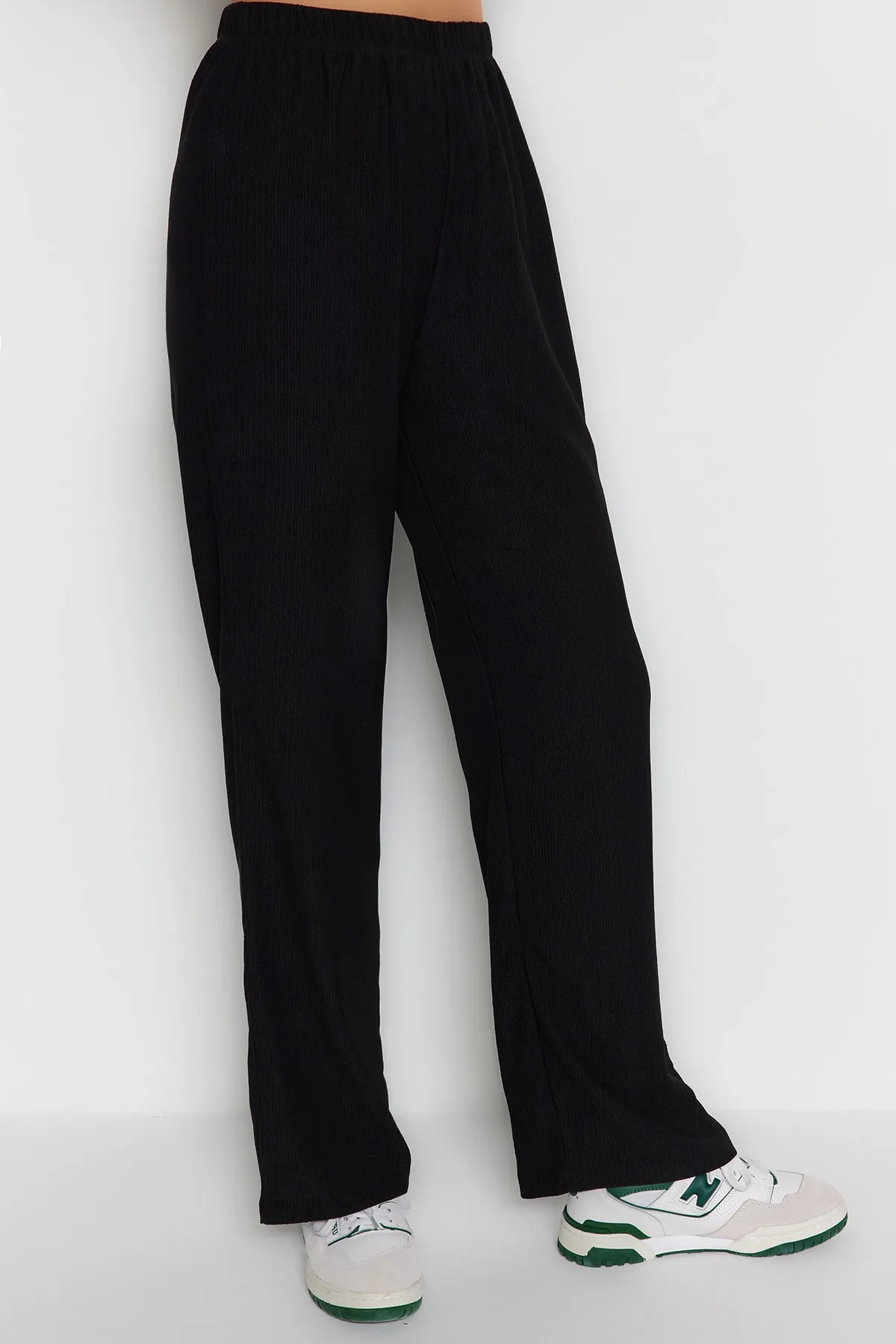 Trendyol Collection  Schwarzes, gestricktes Pyjama-Set mit Unterhemd und Hose mit Kordelzug und detailliertem Kordelzug THMSS23AU00032