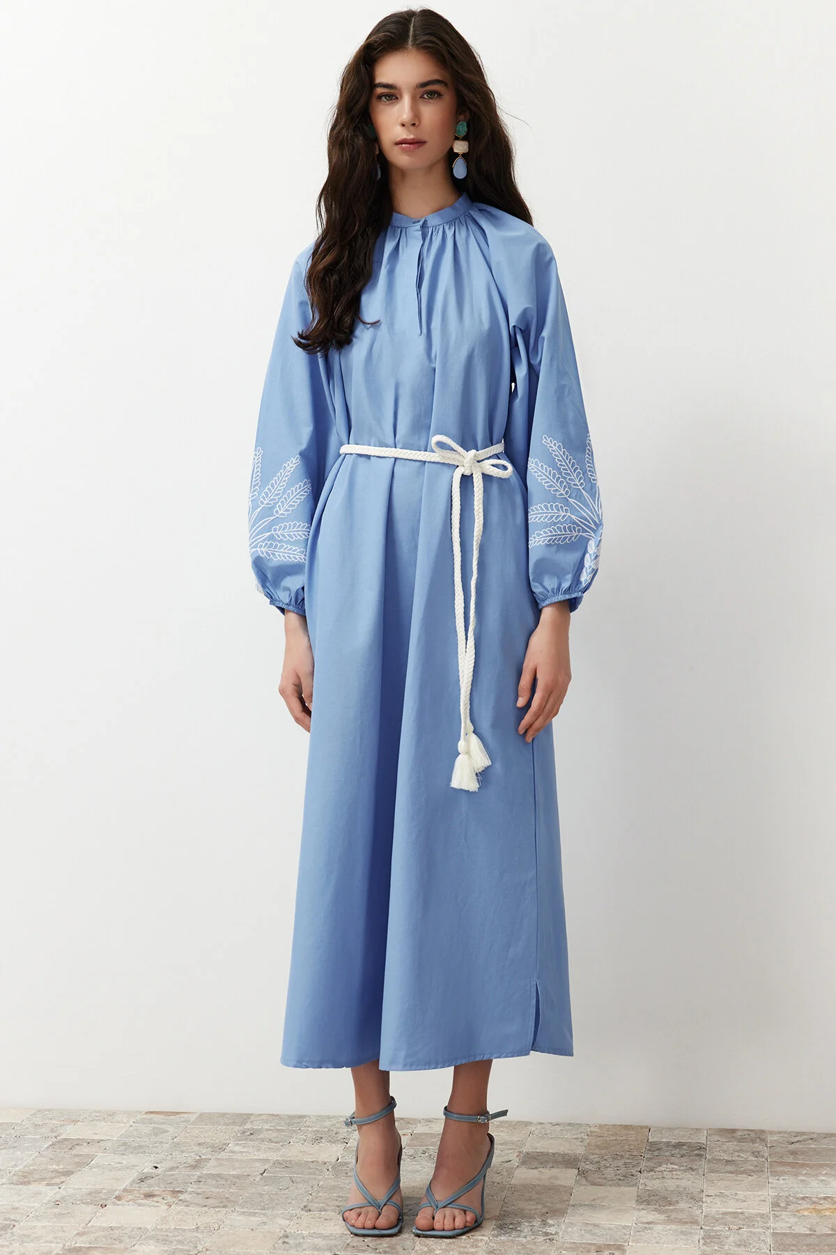 Trendyol Modest  Blaues, ärmelbesticktes / besticktes Kleid mit Ballonärmeln aus Webstoff TCTSS24EB00213