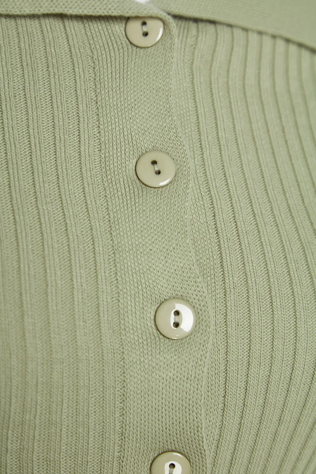 Trendyol Collection  Khakifarbener, kurz geschnittener Strick-Cardigan mit Umlegekragen TWOAW24HI00284