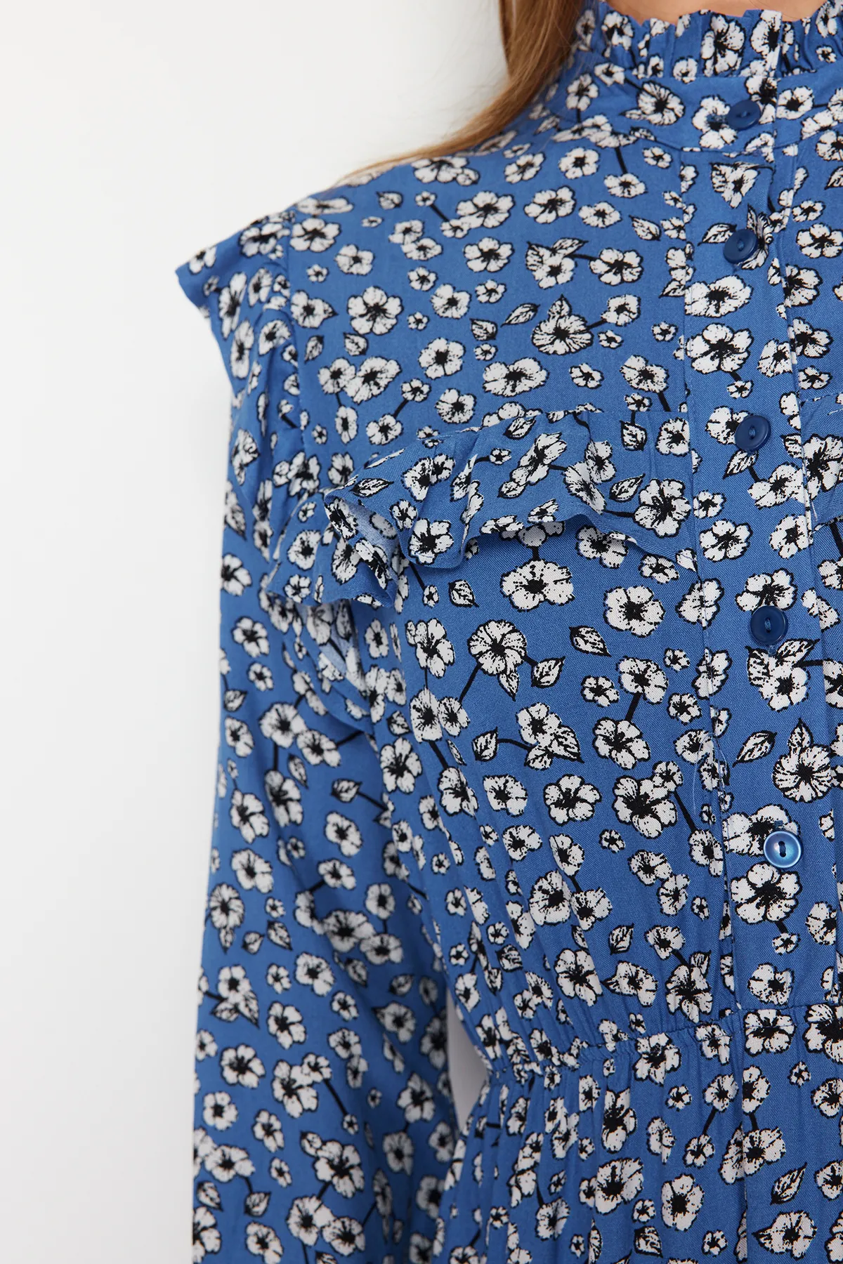 Trendyol Modest  Blaues gemustertes gewebtes Kleid mit Stehkragen und Rüschendetail TCTSS21EL3446