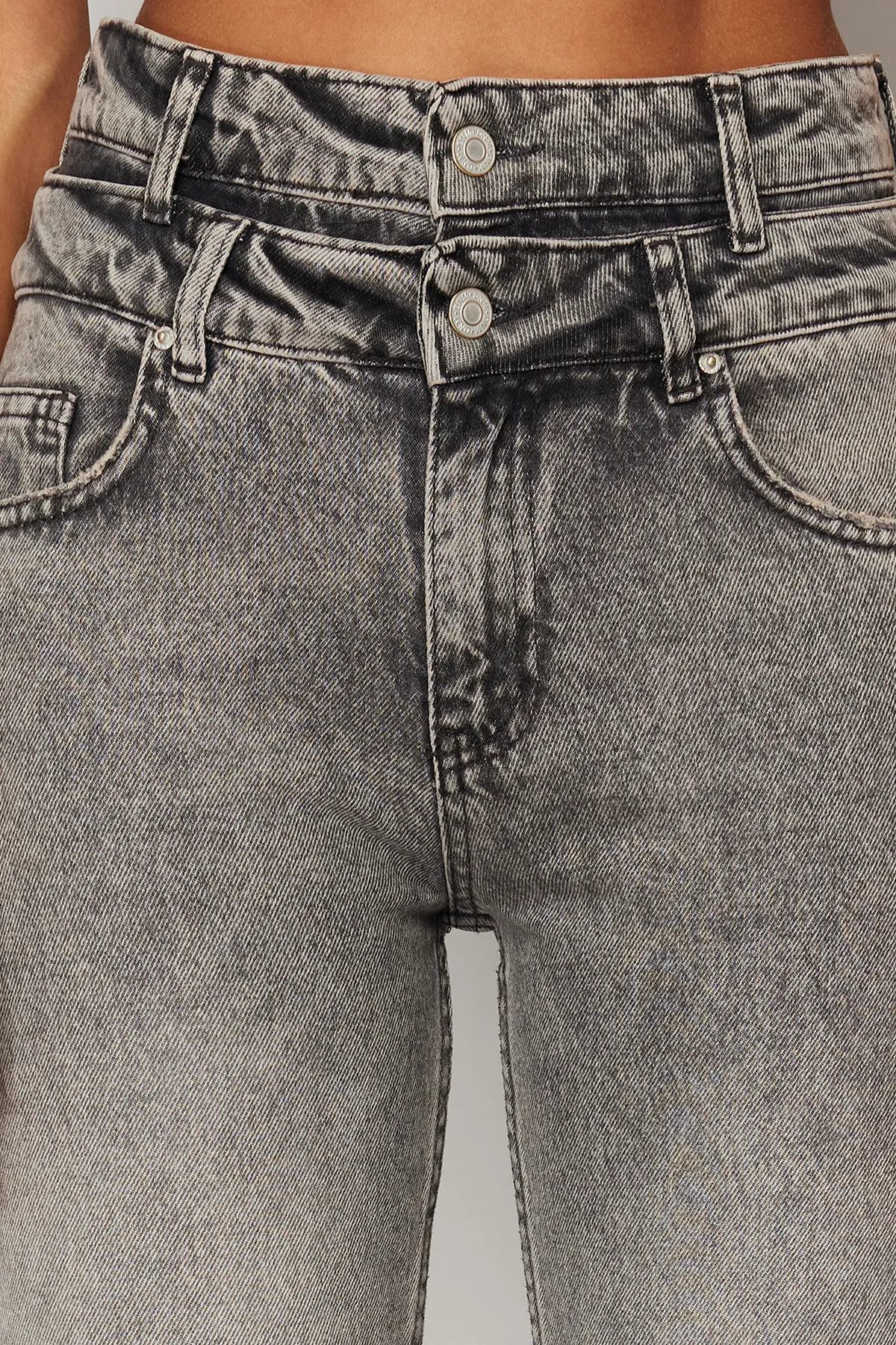 Trendyol Collection  Anthrazitfarbene Jeans mit weitem Bein und hohem Bund und doppeltem Gürtel TWOSS24JE00171