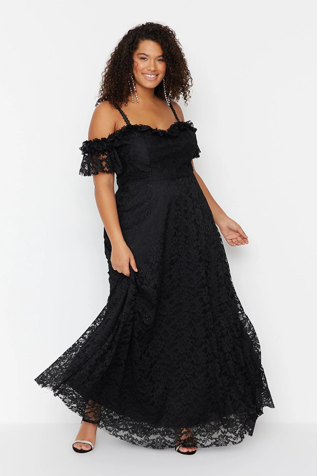 Trendyol Curve  Schwarzes Maxi-Abendkleid in Übergröße mit Trägern in A-Linie und Spitze TBBAW23AH00187