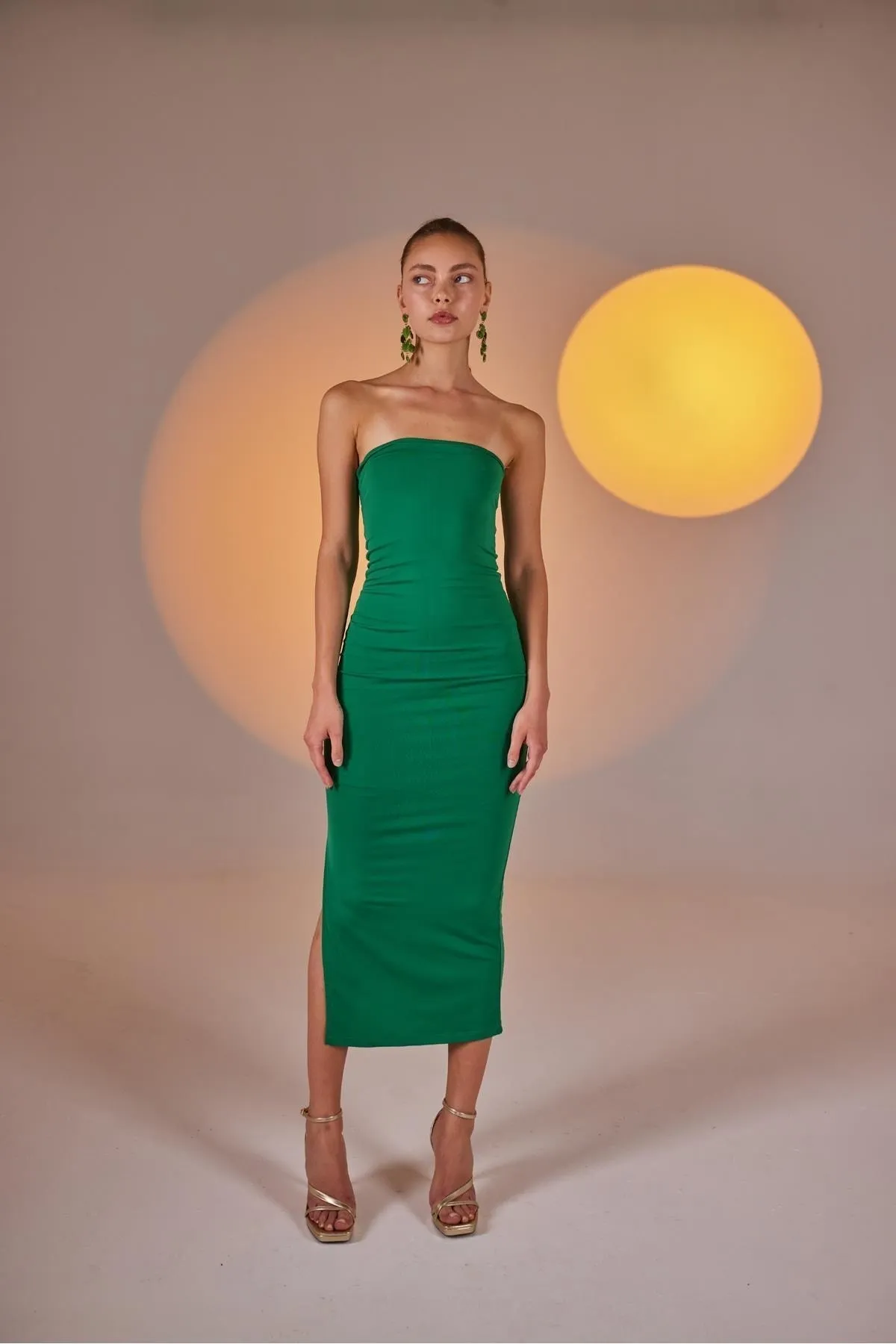 HOLLY LOLLY  Trägerloses Midi-Bodycon-Kleid mit Schlitz in Grün