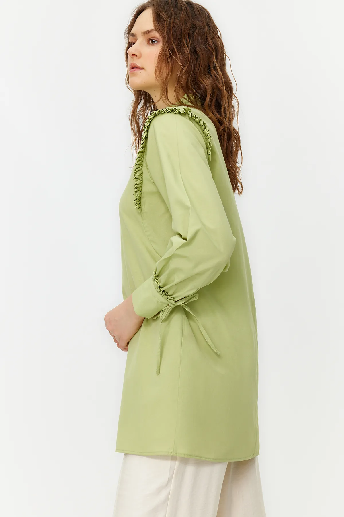 Trendyol Modest  Gewebte Baumwolltunika mit grünen Schultern und Rüschen am Bündchen TCTSS23UK00083