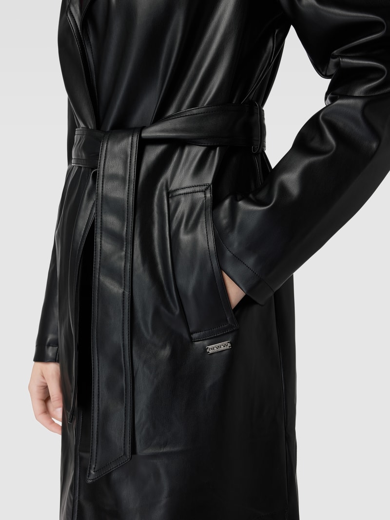 Trenchcoat in Leder-Optik in schwarz