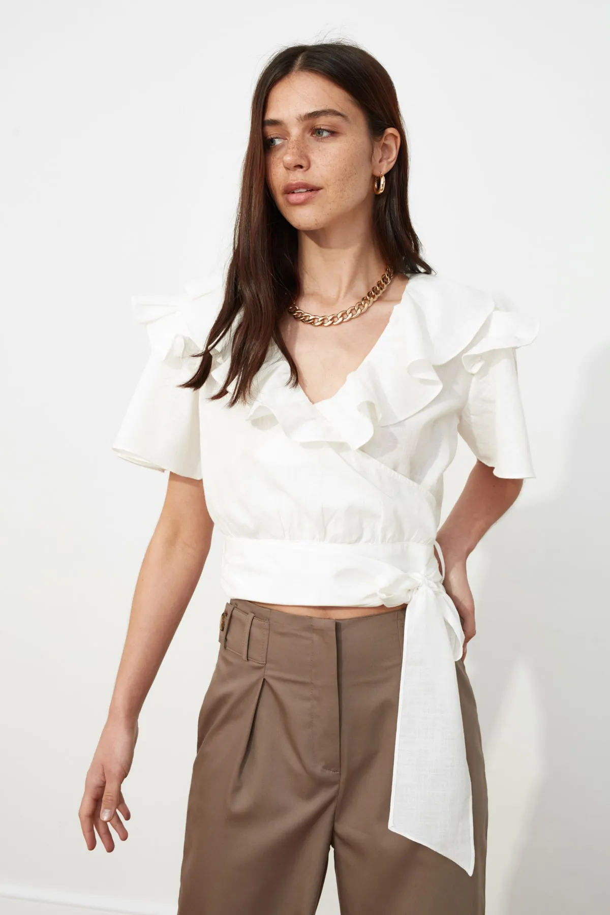 Trendyol Collection  Ecrufarbene, gewebte Bluse mit Rüschen und Bindedetail TWOSS20BZ0351
