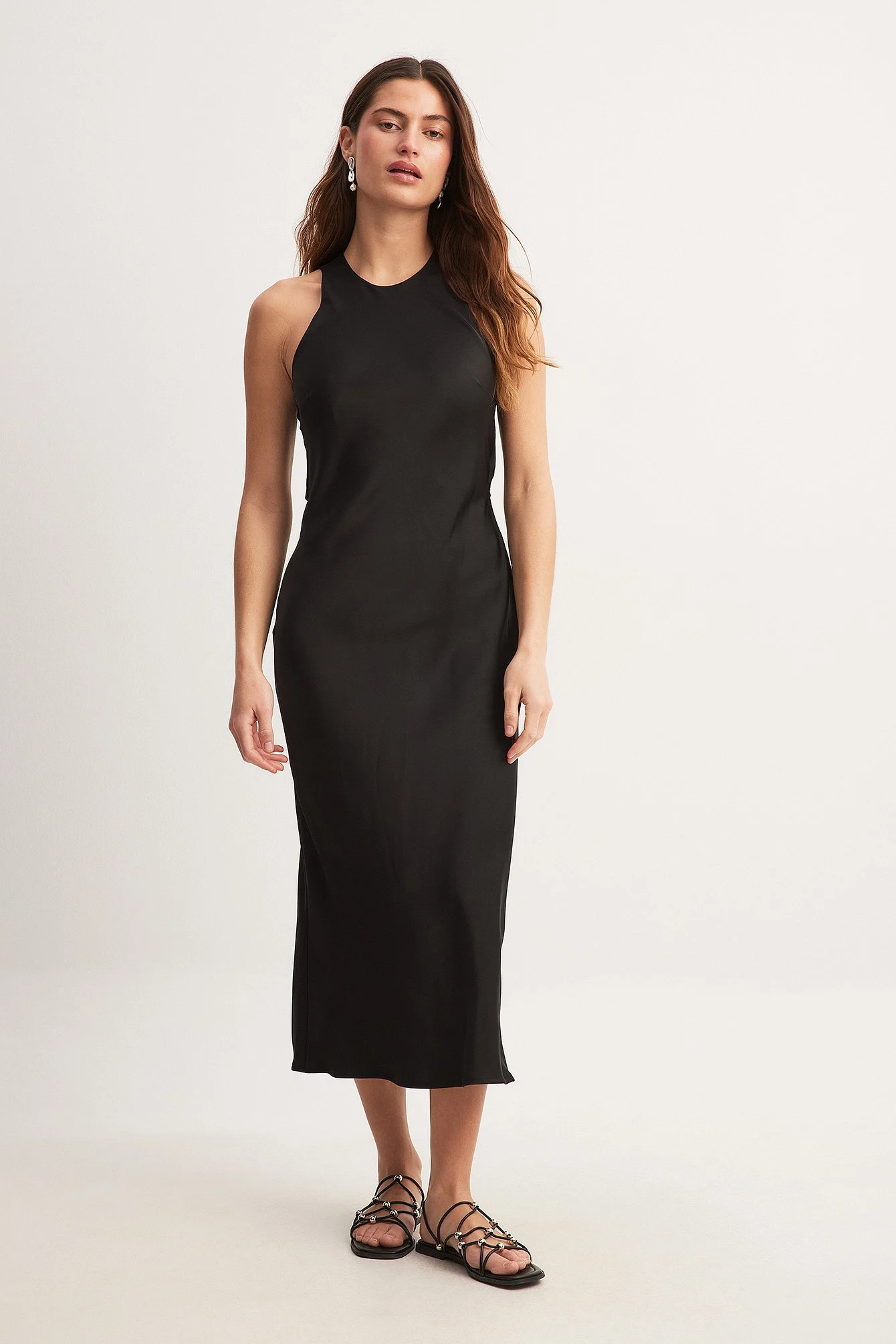 Midikleid aus Satin mit offenem Rücken