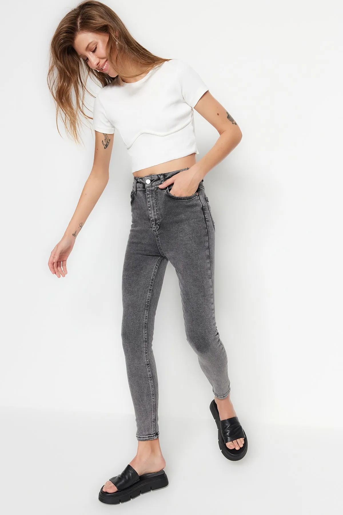 Trendyol Collection  Anthrazitfarbene Skinny Jeans mit hoher Taille TWOSS23JE00072