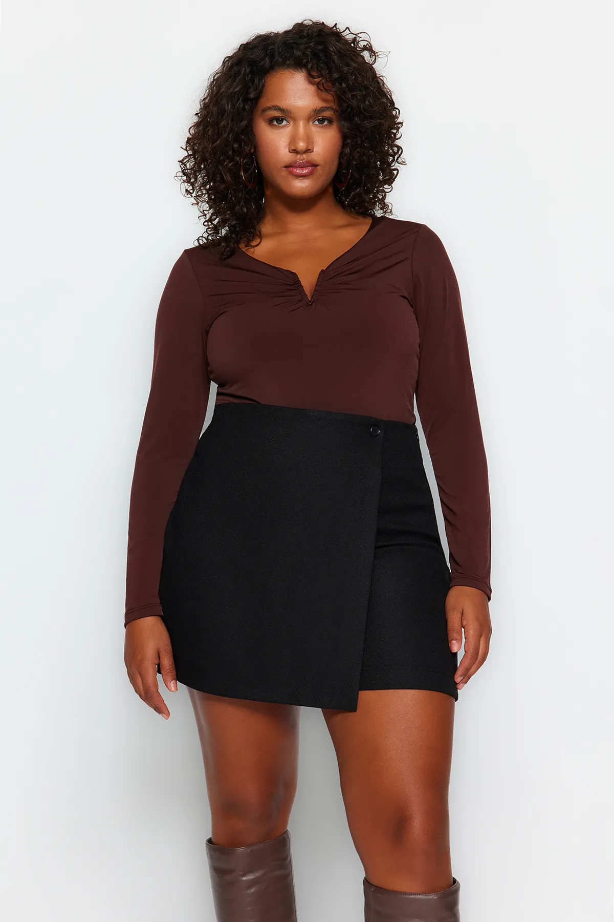Trendyol Curve  Braune Sandy-Strickbluse mit V-Ausschnitt TBBAW24AF00030