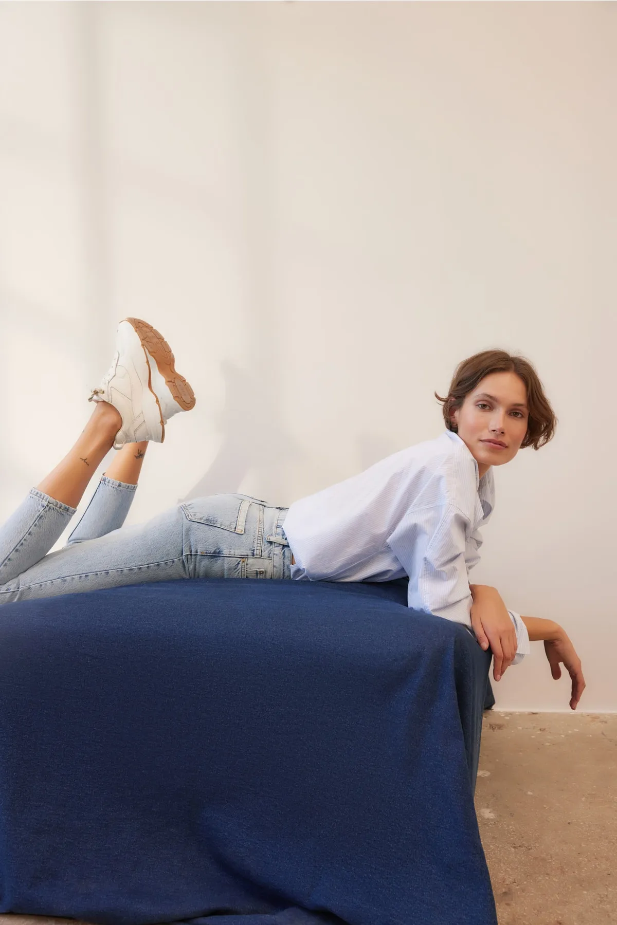 Trendyol Collection  Hellblaue, nachhaltigere Mom-Jeans mit hoher Taille TWOAW23JE00390
