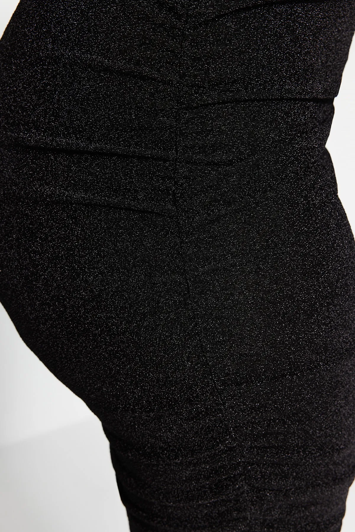 Trendyol Curve  Schwarzes, gerafftes, glitzerndes Strickkleid mit V-Ausschnitt TBBSS23AH00034