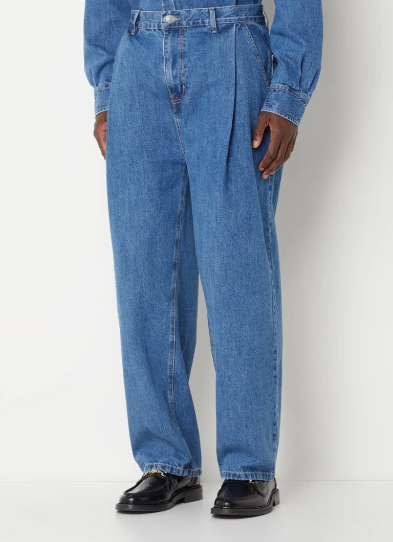 Calça jeans Drew da Frankie Shop, modelagem folgada e lavagem média.