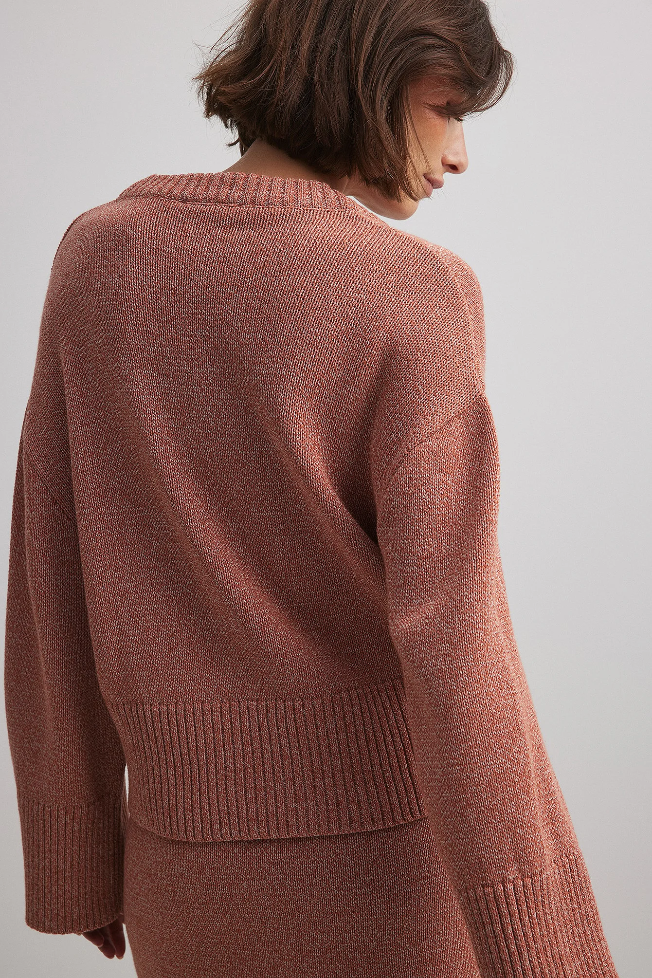 Strickpullover mit V-Ausschnitt und weiten Ärmeln