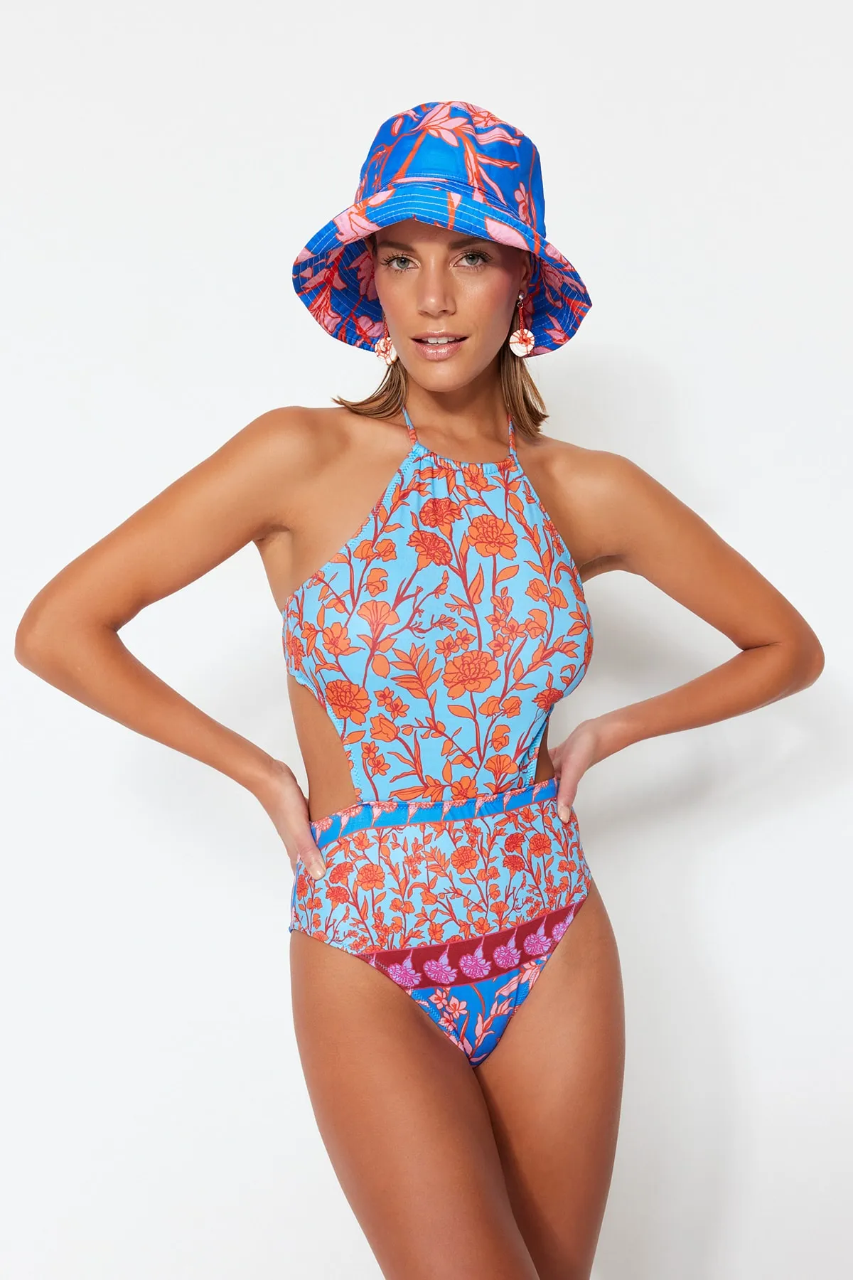 Trendyol Collection  Neckholder-Badeanzug mit normaler Beinlänge und Blumenmuster TBESS23MA00181