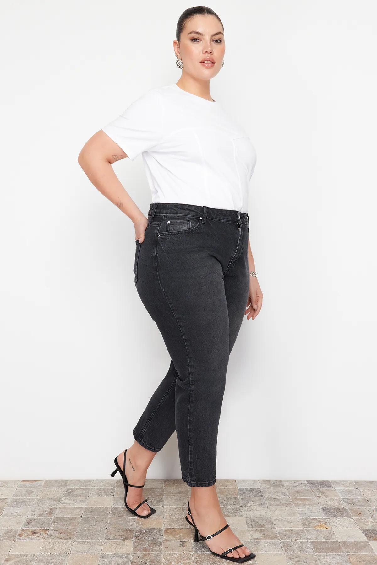 Trendyol Curve  Schwarze High-Bel-Mom-Jeans TBBAW24CJ00050