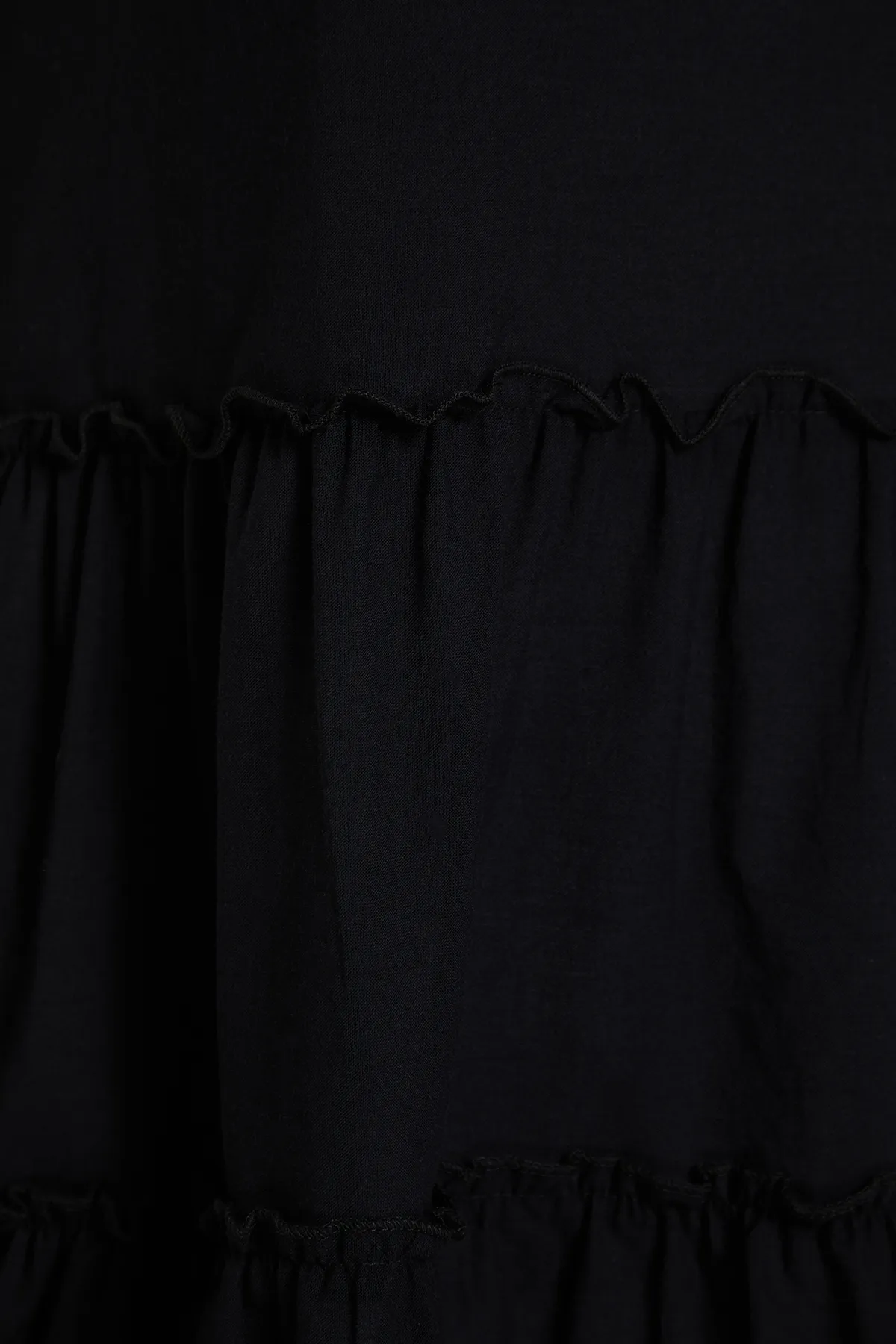 Trendyol Collection  Schwarzes, weit geschnittenes Mini-Strandkleid mit gewebten Rüschen aus 100 % Baumwolle TBESS21EL1247
