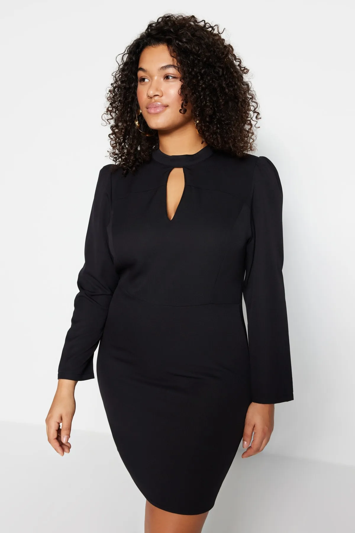 Trendyol Curve  Schwarzes Plus-Size-Kragen, tief ausgeschnittenes, ungefüttertes, langärmliges, figurbetontes Mini-Webkleid TBBAW23AH00040