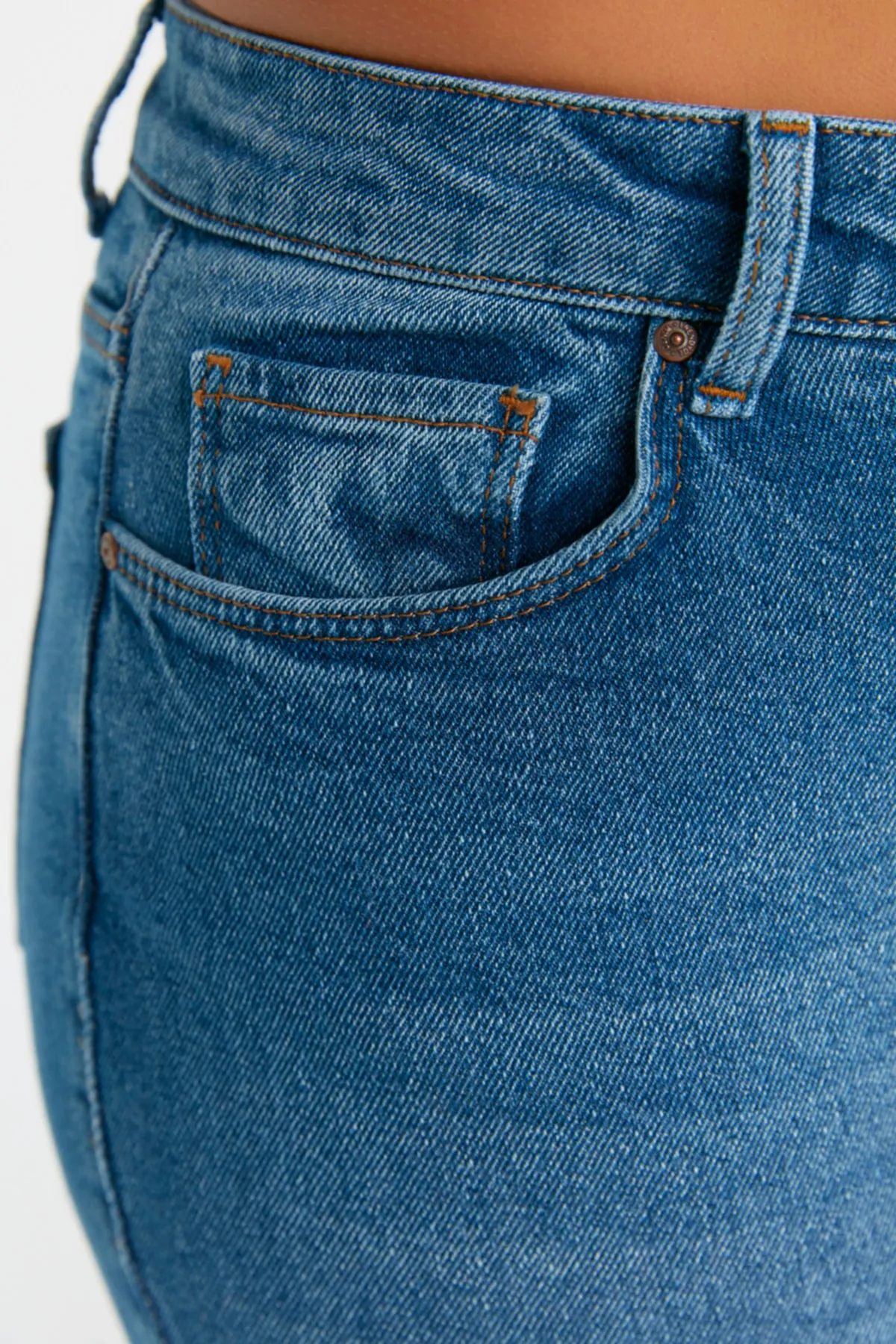Trendyol Curve  Blaue, dehnbare Skinny-Jeans mit hoher Taille und detailliertem Beinausschnitt TBSSS22JE0186