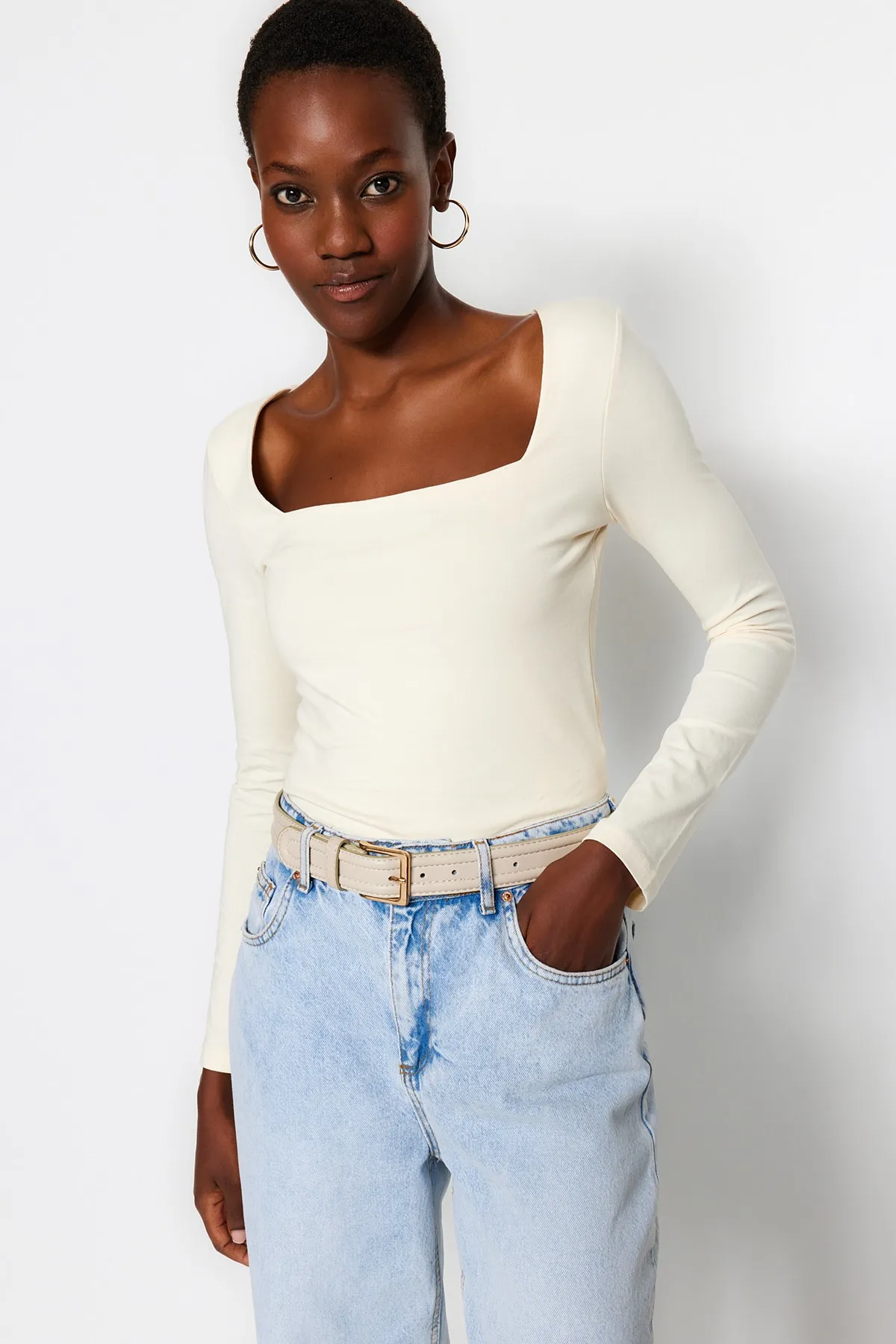 Trendyol Collection  Eng anliegende Strickbluse aus steingrauer, dehnbarer Baumwolle mit quadratischem Ausschnitt TWOAW24BZ00016