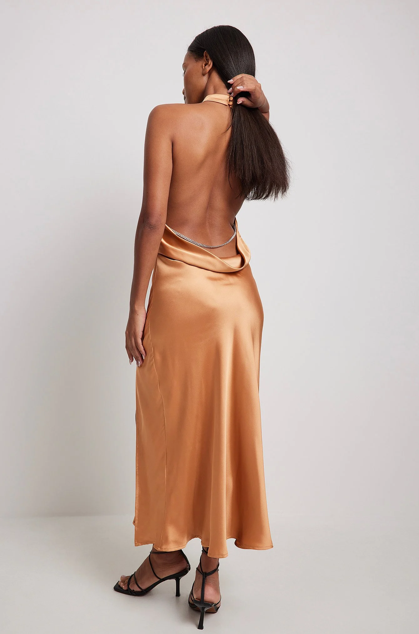 Satin-Kleid mit offenem Rücken und Strass-Detail