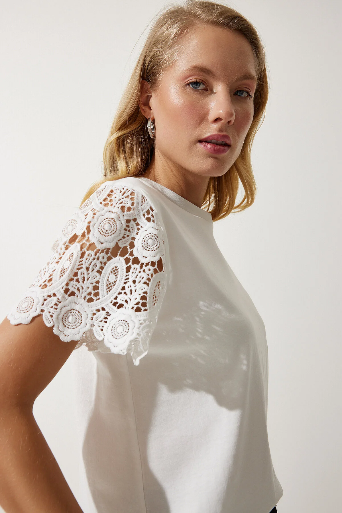 Happiness İstanbul  Damen-Strickbluse mit Guipure-Ärmeln in Ecru HF00450