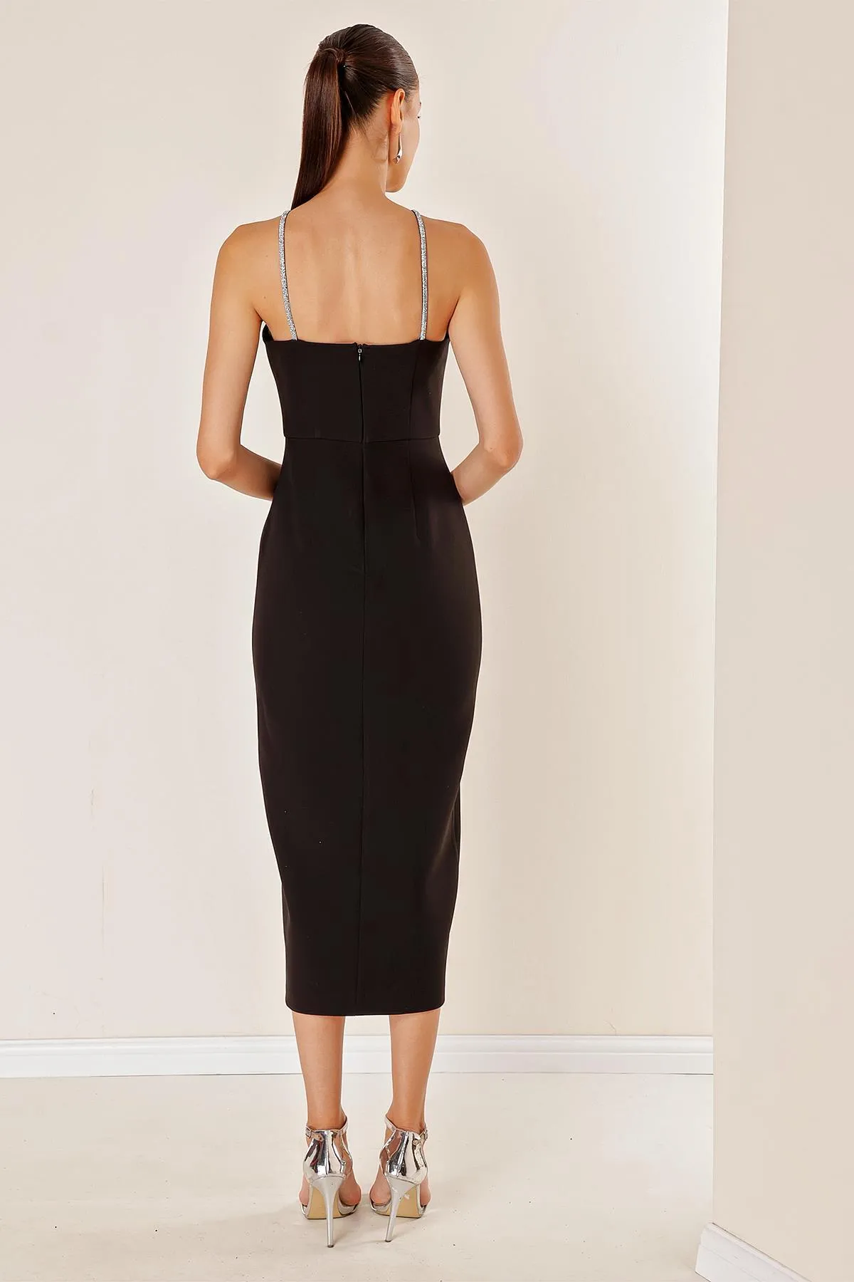 By Saygı  Abendkleid aus beschichtetem Crêpe mit Steindetail und Schlitz vorne