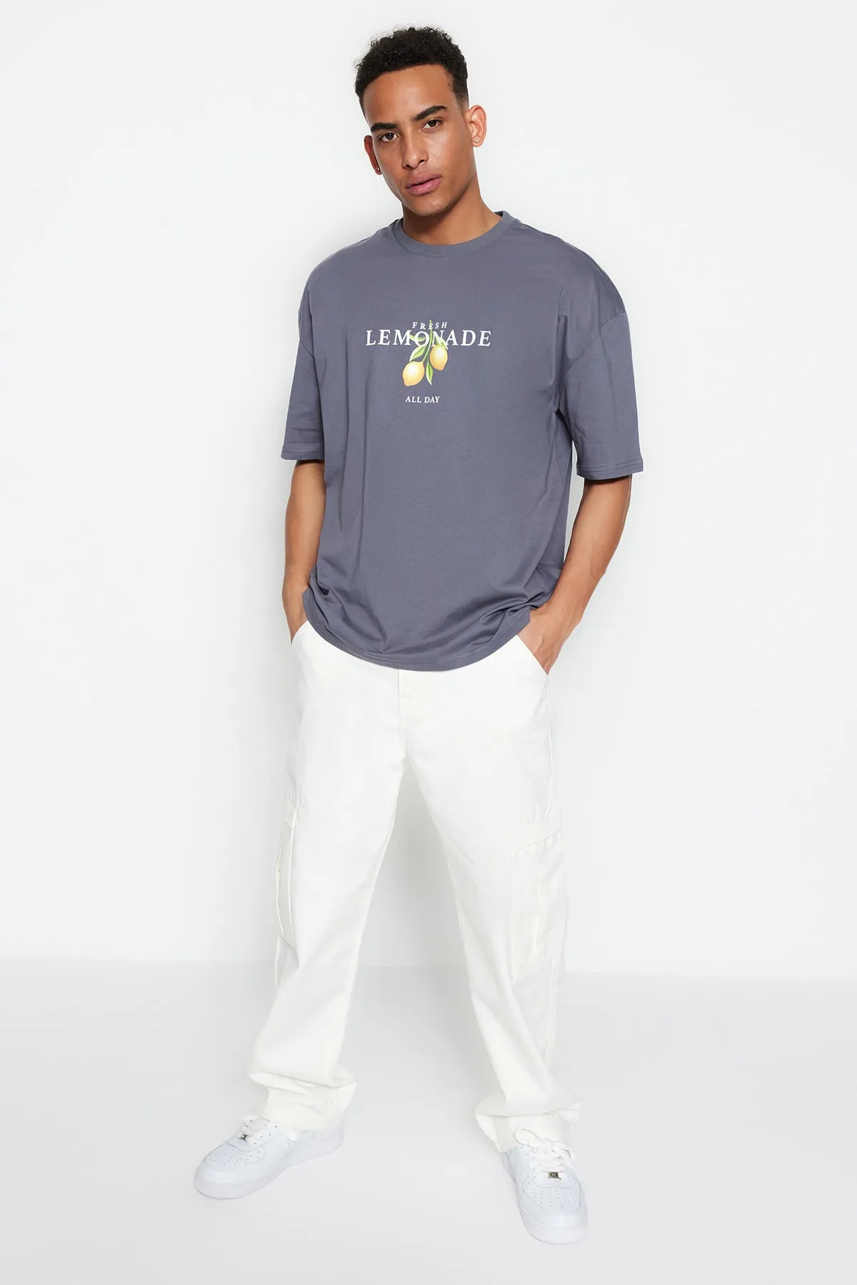 Trendyol Collection  Anthrazitfarbenes, kurzärmliges, bedrucktes Oversize-T-Shirt mit Rundhalsausschnitt TMNSS23TS00089