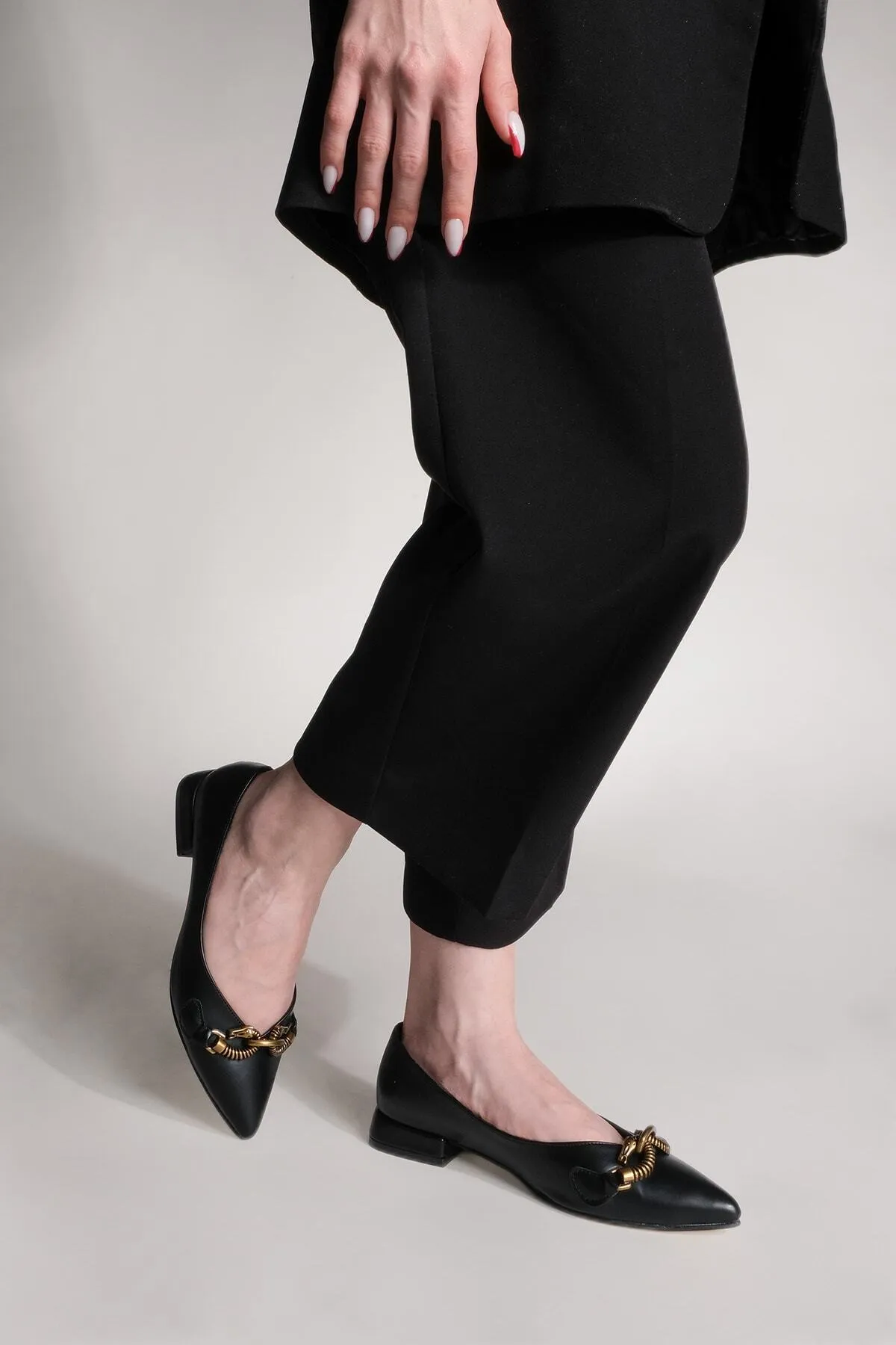 Marjin  Ballerinas mit spitzer Spitze und Kettenschnalle für Damen Kosef Schwarz