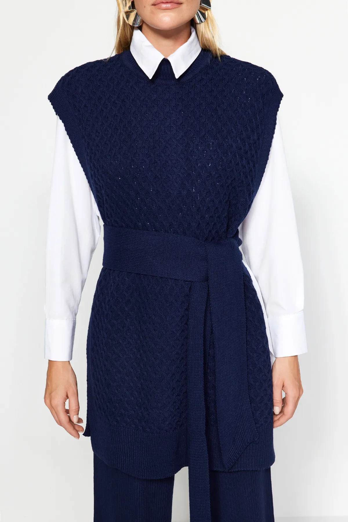 Trendyol Modest  Marineblaues Strickpullover-Hosen-Set mit Gürtel aus Messing, Strickoberteil und -unterteil TCTAW24US00045
