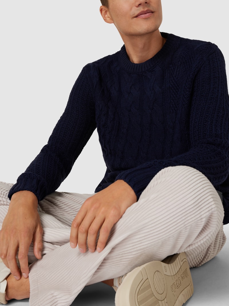 Strickpullover mit Label-Patch in marineblau