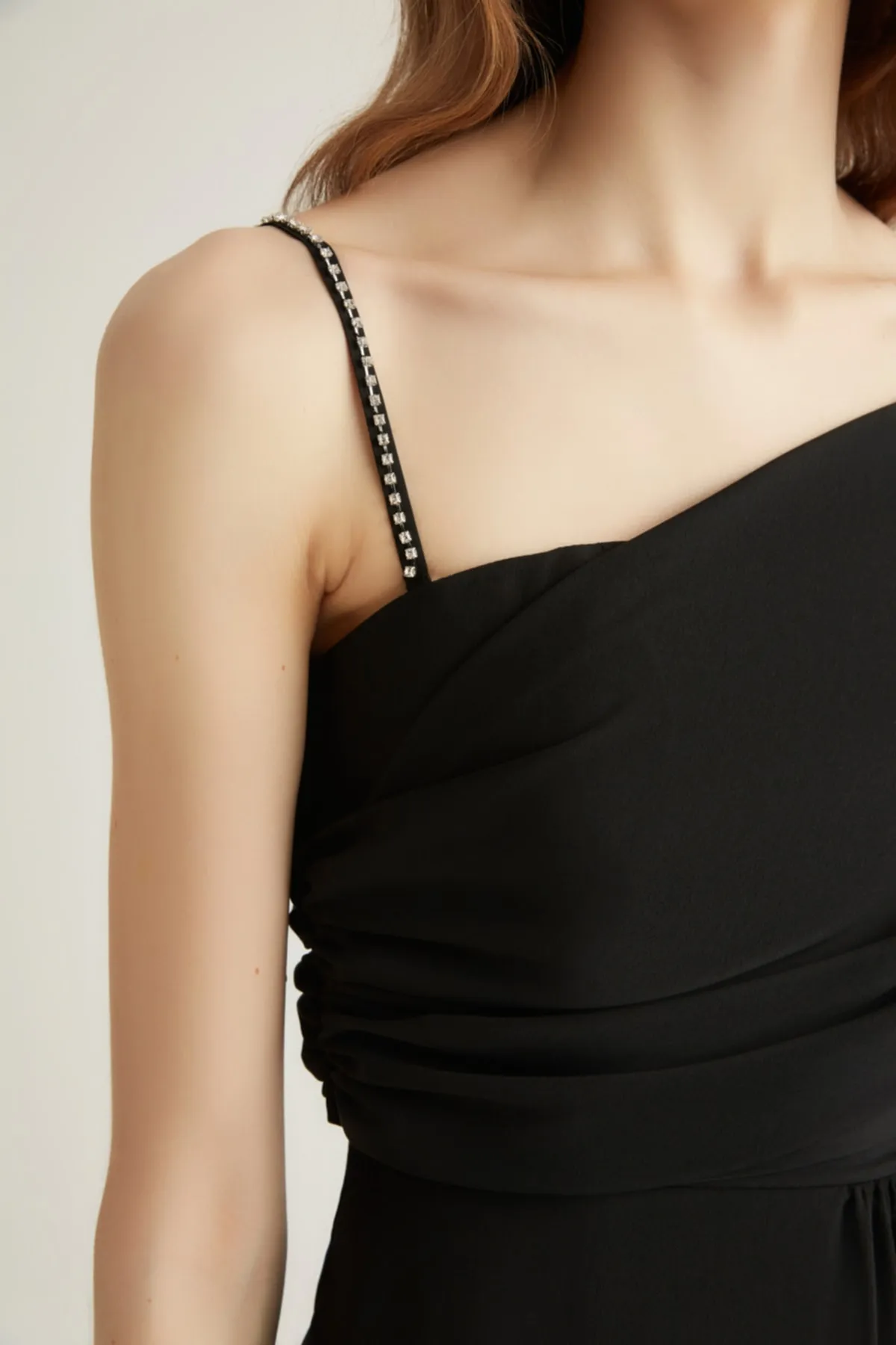 Trendyol Collection  X Wish Hanif Schwarzes Abendkleid mit Steinriemendetail TPRSS22AE0002