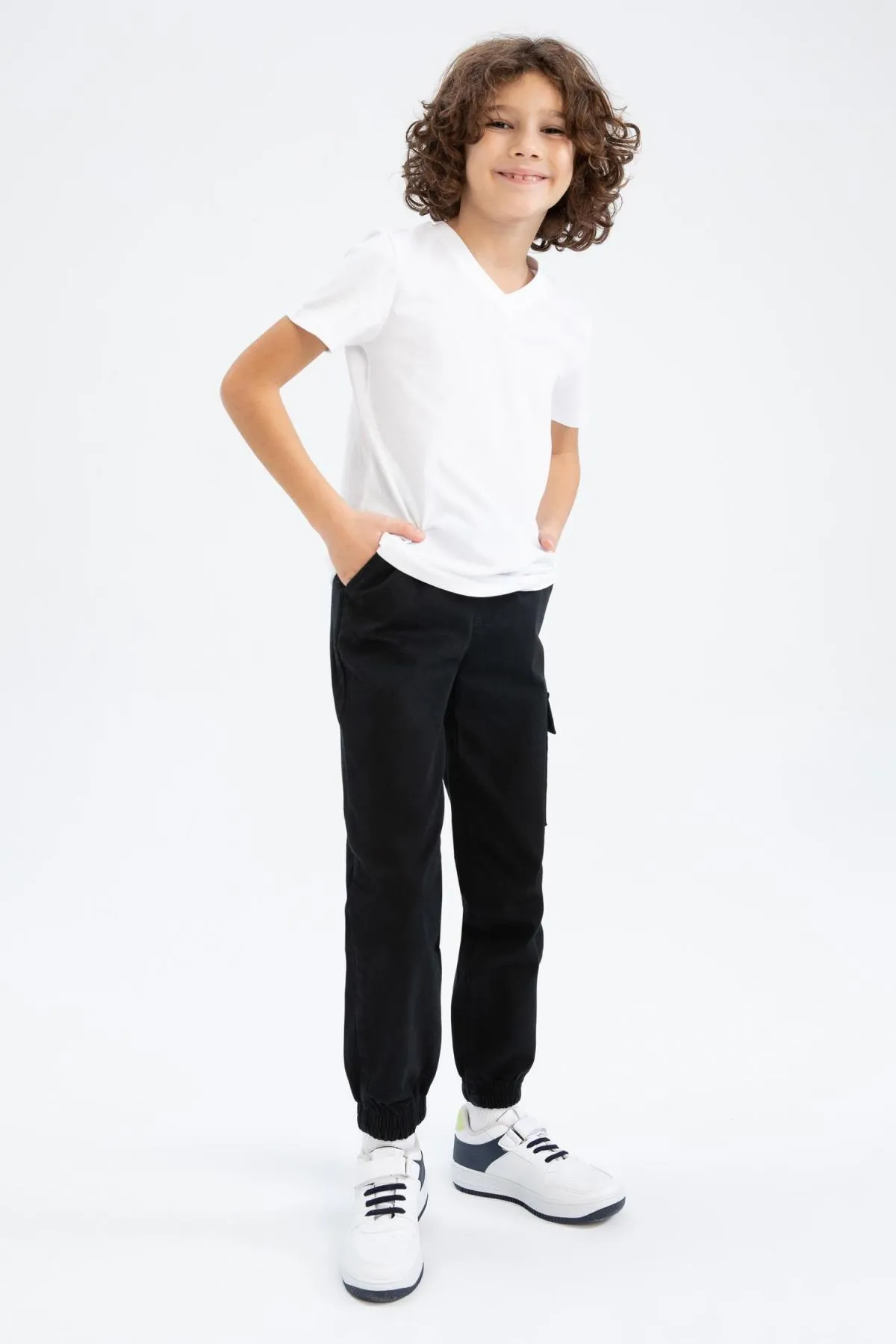 DeFacto  Kurzarm-T-Shirt mit V-Ausschnitt für Jungen K1693a623sm