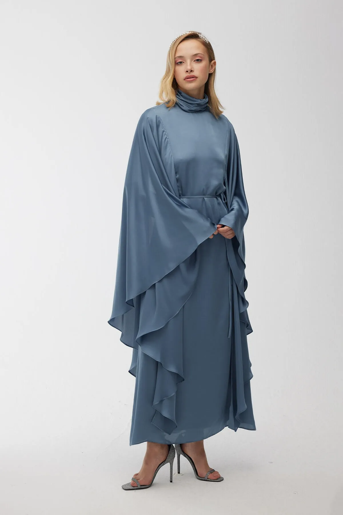 Manuka  Satin-Cape-Abendkleid Blau