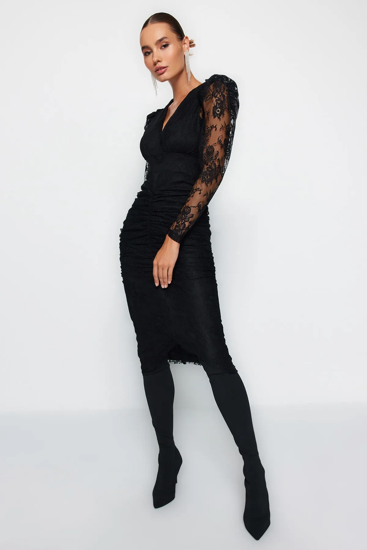 Trendyol Collection  Schwarzes, figurbetontes, gefüttertes, drapiertes Spitzen-Elegantes Abendkleid TPRAW24EL00019