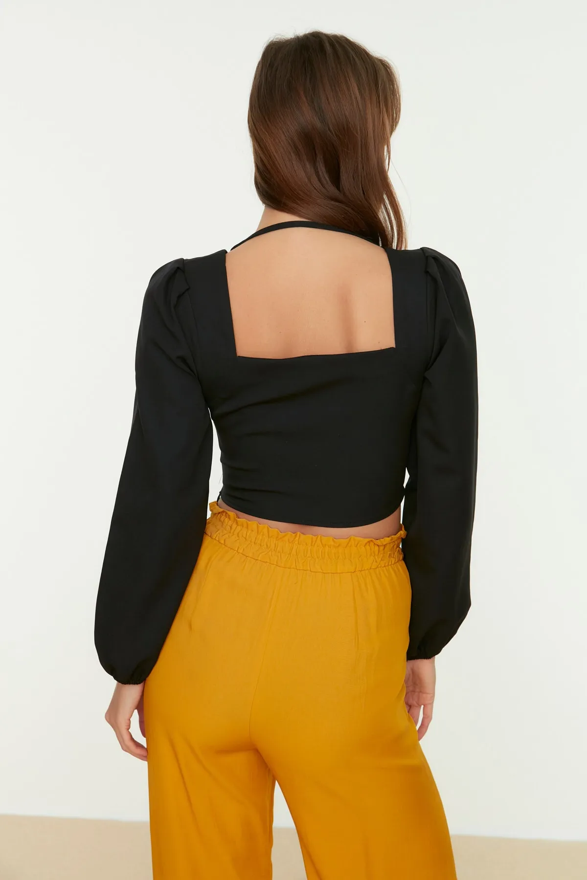 Trendyol Collection  Schwarze, kurz geschnittene, langärmlige Webbluse mit Herzausschnitt TWOSS21BZ0236