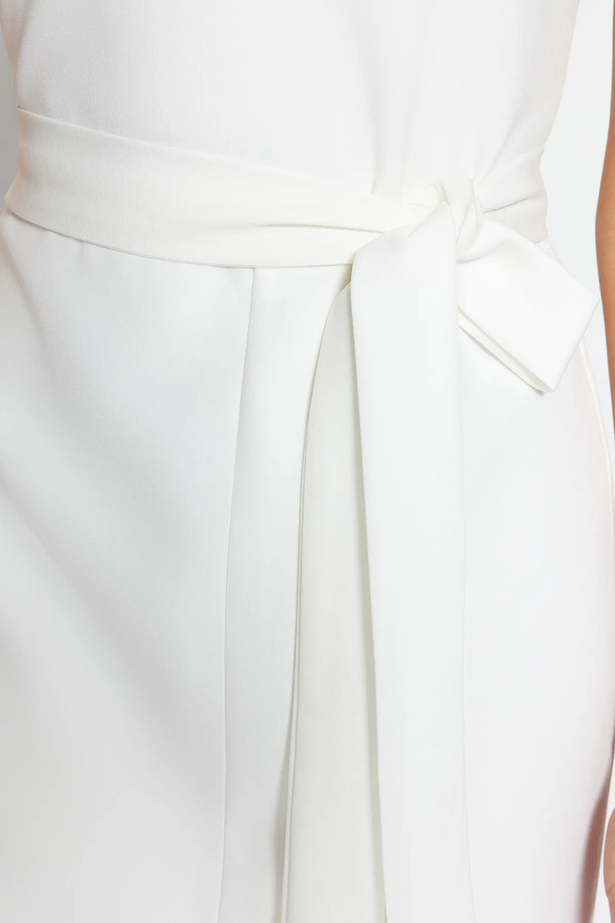 Trendyol Collection  Ecrufarbenes, gewebtes, gefüttertes Midikleid mit Gürtel TWOSS23EL02262