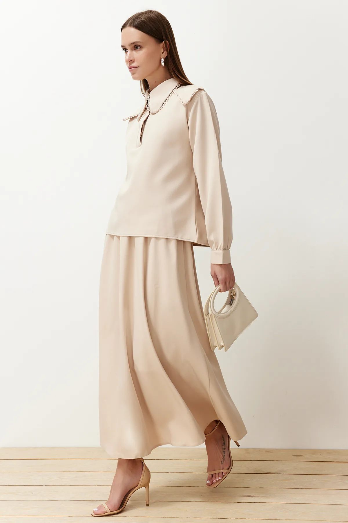 Trendyol Modest  Beiges Baby-Set aus Oberteil und Unterteil aus gewebtem Stoff mit Kragen, Rock und Tunika TCTSS24US00064
