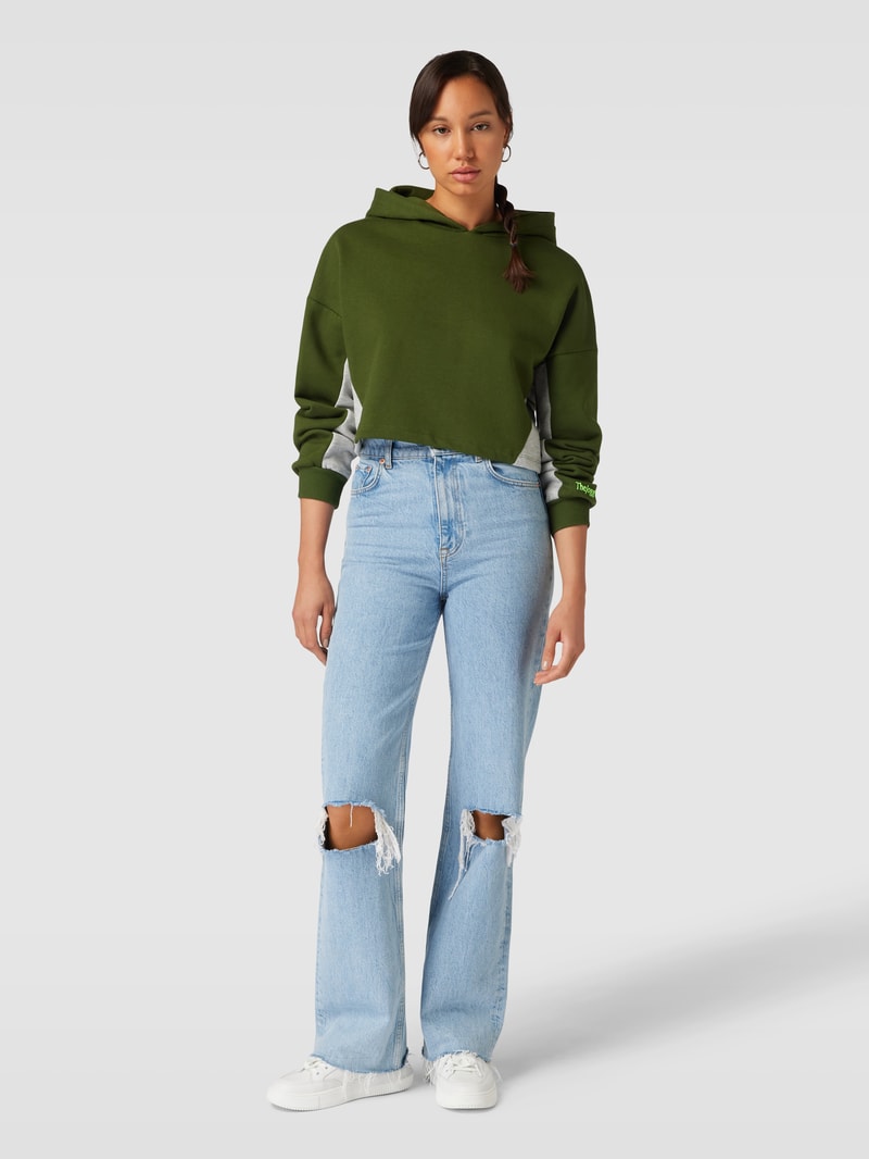 Cropped Hoodie mit überschnittenen Schultern Modell 'FELICIA' in olivgrün