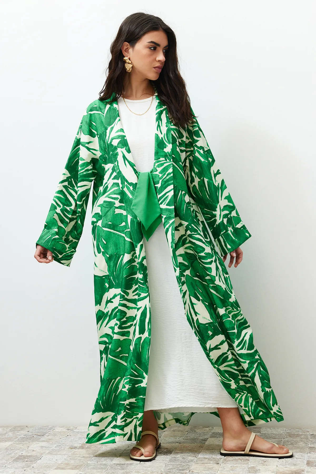 Trendyol Modest  Langer gewebter Kimono und Kaftan mit tropischem Muster in Grün TCTSS24KF00000