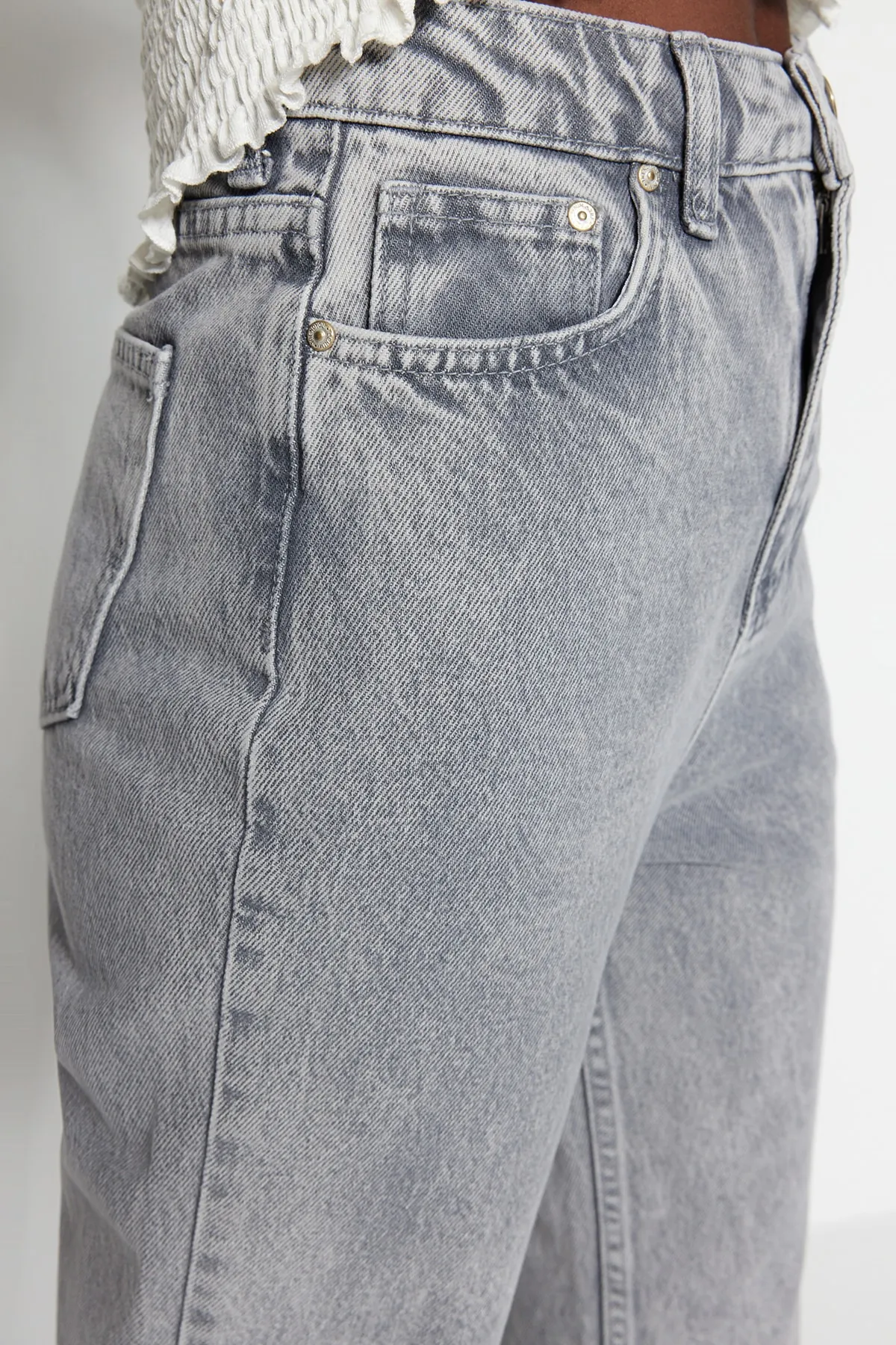Trendyol Collection  Graue, lange, gerade Jeans mit hoher Taille TWOAW22JE0248